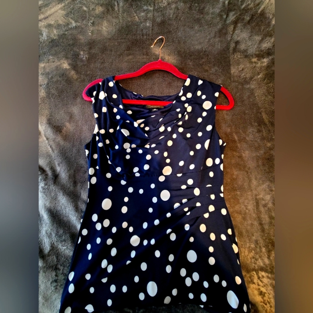 Hello, I'm selling a cute Navy blue dress.